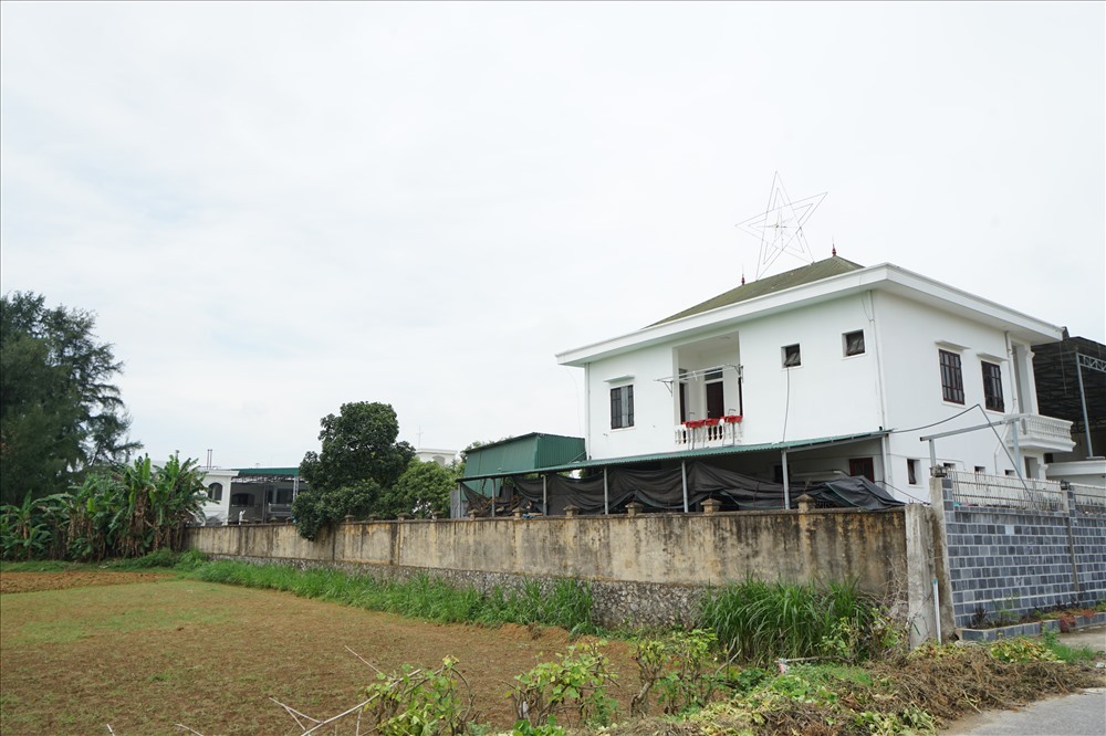 Đơn vị thi công công trình trái quy hoạch, không phép trên đất của doanh nghiệp. Ảnh: PV