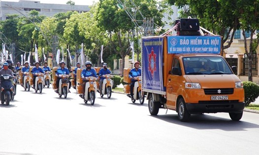 Đoàn thanh niên BHXH tỉnh Ninh Bình tổ chức tuyên truyền về BHXH, BHTN, BHYT. Ảnh: NT