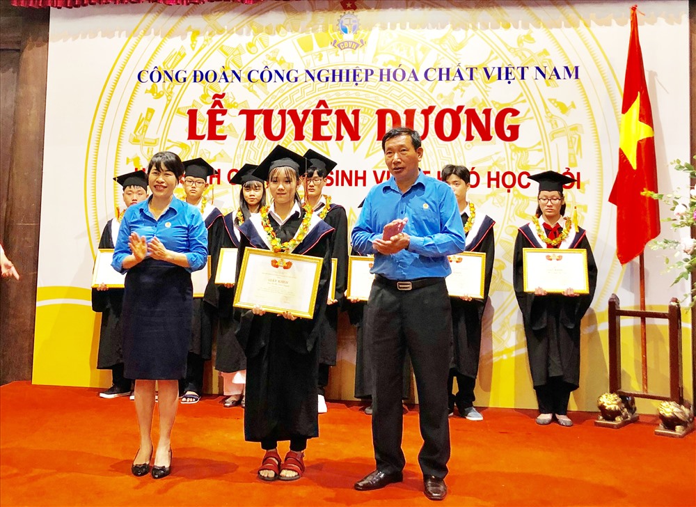 Đồng chí Trịnh Thanh Hằng và Vũ Tiến Dũng trao phần thưởng cho con CNVCLĐ trong ngành Hoá chất học giỏi. Ảnh: H.A