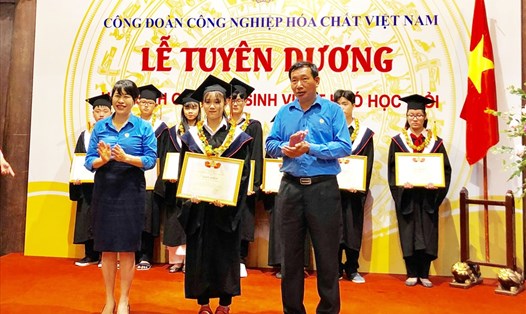 Đồng chí Trịnh Thanh Hằng và Vũ Tiến Dũng trao phần thưởng cho con CNVCLĐ trong ngành Hoá chất học giỏi. Ảnh: H.A
