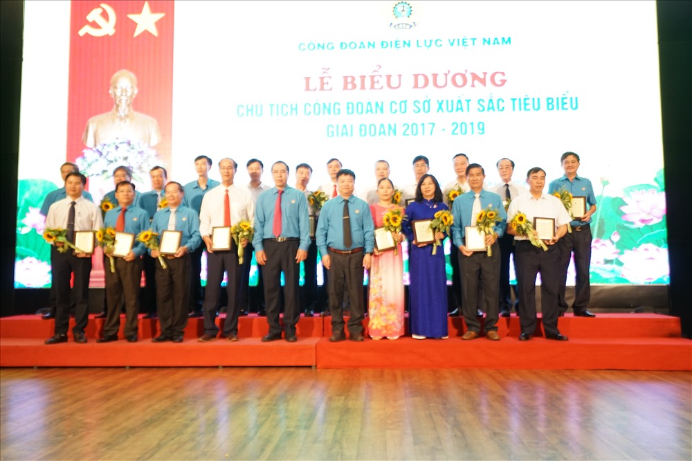 Ban tổ chức tôn vinh 75 cán bộ công đoàn cơ sở tiêu biểu. Ảnh: PV