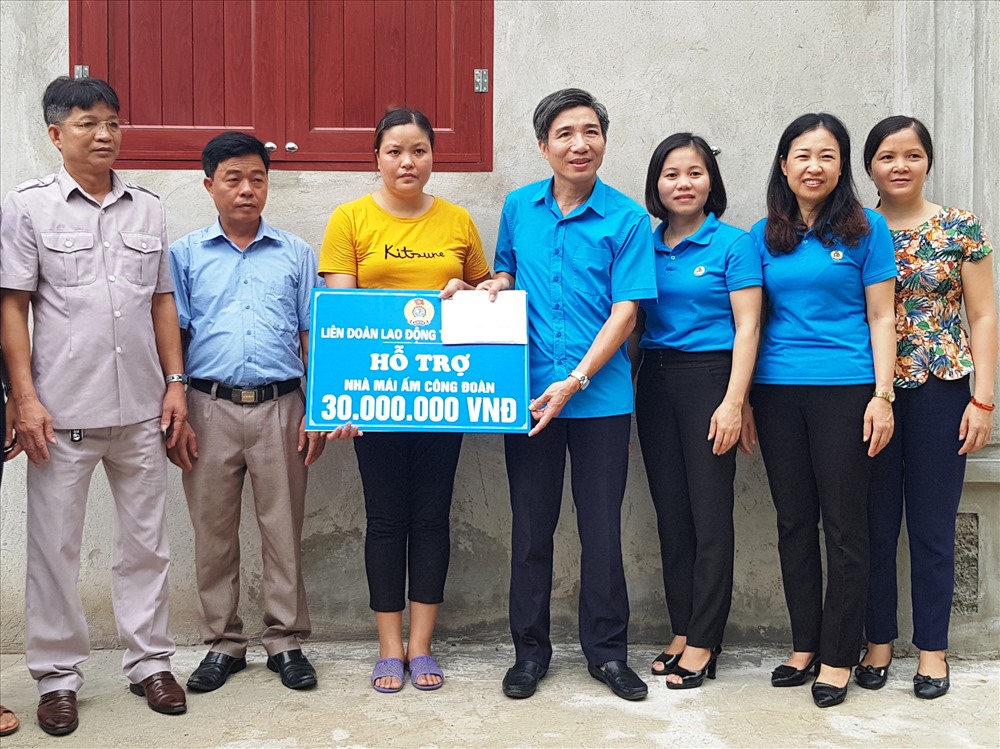 Đại diện lãnh đạo LĐLĐ tỉnh Ninh Bình và LĐLĐ huyện Gia Viễn trao tiền hỗ trợ cho gia đình chị Trần Thị Thu Thủy. Ảnh: NT