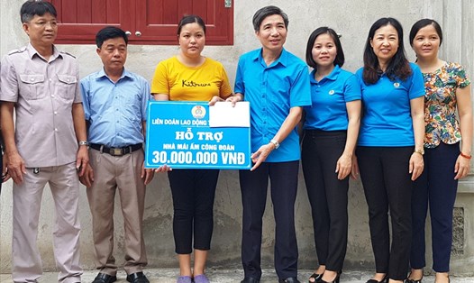 Đại diện lãnh đạo LĐLĐ tỉnh Ninh Bình và LĐLĐ huyện Gia Viễn trao tiền hỗ trợ cho gia đình chị Trần Thị Thu Thủy. Ảnh: NT