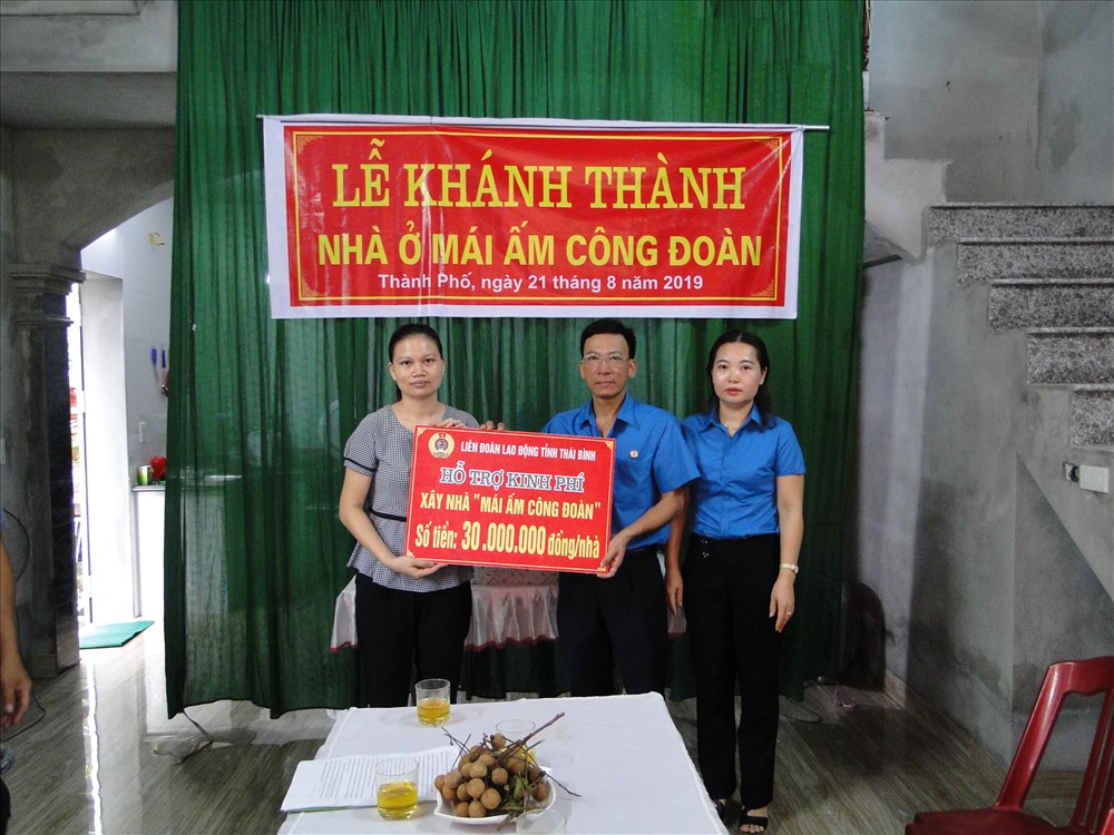 Đồng chí Nguyễn Thanh Bình – Phó Chủ tịch LĐLĐ tỉnh trao kinh phí hỗ trợ xây nhà mái ấm cho đoàn viên. Ảnh: B.Mạnh