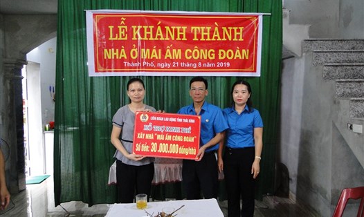 Đồng chí Nguyễn Thanh Bình – Phó Chủ tịch LĐLĐ tỉnh trao kinh phí hỗ trợ xây nhà mái ấm cho đoàn viên. Ảnh: B.Mạnh