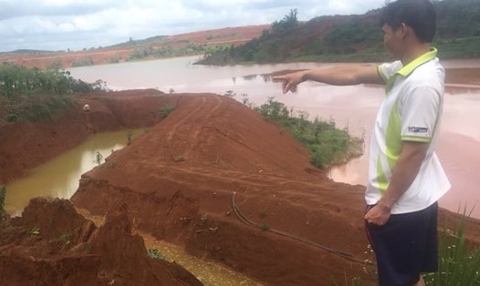 Nhiều diện tích đất người dân bị sạt lở sát hồ thải quặng đuổi thuộc Nhà máy tuyển - công ty Nhôm Đắk Nông. Ảnh: Lx