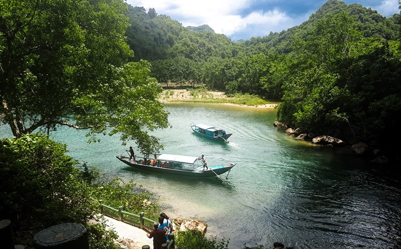 Phong Nha được Hiệp hội Hoàng gia Anh bình chọn là một trong những hang động đẹp nhất thế giới.