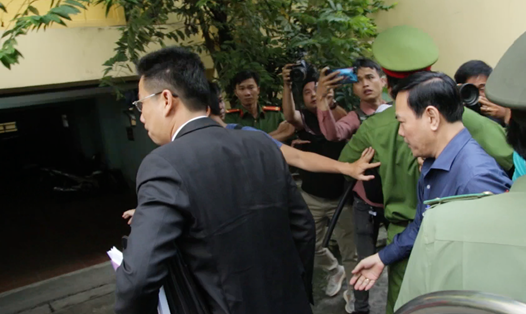 Bị can Nguyễn Hữu Linh nhanh chân vào trong tòa.
