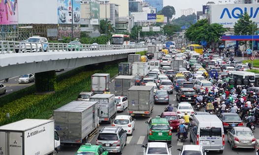 Giao thông xung quanh sân bay Tân Sơn Nhất quá tải nghiêm trọng, kẹt xe thường xuyên. Ảnh: MINH QUÂN