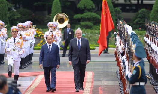 Thủ tướng Nguyễn Xuân Phúc và Thủ tướng Australia Scott Morrison duyệt đội danh dự trong lễ đón sáng 23.8. Ảnh: Dương Quốc Bình.