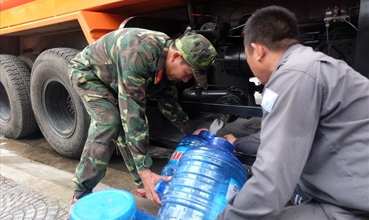 Bộ đội Cục Hậu cần - Quân Khu 5 điều xe chở nước sạch đến "tiếp tế" cho người dân. ảnh: H.Vinh