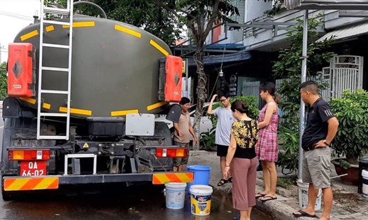 Xe chuyên dụng của quân đội tiếp nước sinh hoạt cho dân Sơn Trà, Đà Nẵng sáng 23.8. Ảnh: NT