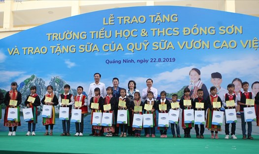 Bà Nguyễn Thị Kim Ngân - Uỷ viên Bộ chính trị, Chủ tịch Quốc hội và các đại biểu trao tặng học bổng và sữa cho các em học sinh có oàn cảnh khó khăn vươn lên trong học tập.