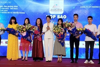 Ban Tổ chức tặng hoa cho các nhà tài trợ cuộc thi. Ảnh: Lê Phi Long