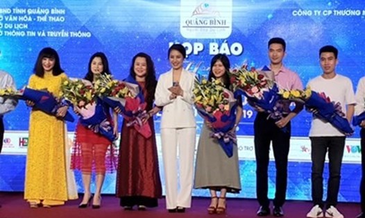 Ban Tổ chức tặng hoa cho các nhà tài trợ cuộc thi. Ảnh: Lê Phi Long