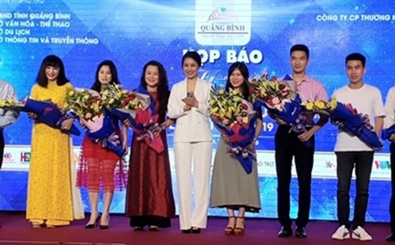 Ban Tổ chức tặng hoa cho các nhà tài trợ cuộc thi. Ảnh: Lê Phi Long