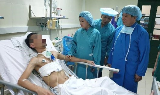 Bộ trưởng Tiến thăm bệnh nhân được ghép tạng. Ảnh: BVCC