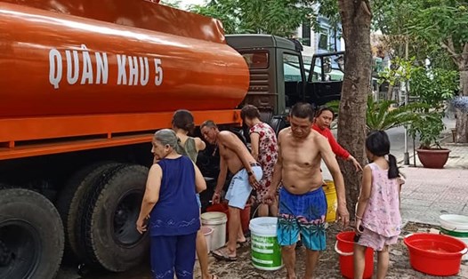Người dân quận Sơn Trà và Ngũ Hành Sơn được tiếp nước từ xe bồn của quân đội do thiếu nước sinh hoạt nhiều ngày qua. Ảnh: BĐ