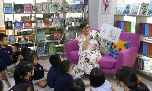 Học sinh tiểu học thích thú khi đọc sách cùng Phu nhân Thủ tướng Úc. Ảnh: PV