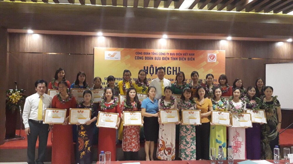 Đồng chí Lầu Thị Thanh Hương - Phó Chủ tịch Thường trực LĐLĐ tặng bằng khen cho nữ cán bộ, CNVCLĐ tại hội nghị sơ kết 3 năm phong trào giỏi việc nước đảm việc nhà của CĐCS bưu điện tỉnh. Ảnh: T.Nga