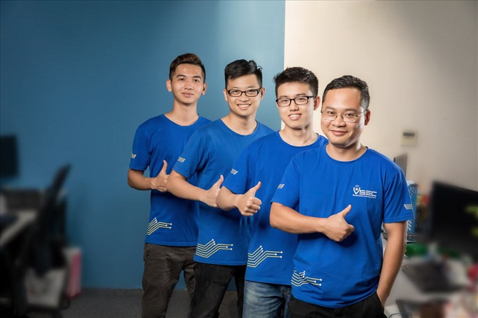 Trưởng nhóm kỹ sư bảo mật (người đứng đầu) đạt chứng chỉ bảo mật quốc tế uy tín OSCE (ảnh:Vsec). Trưởng nhóm kỹ sư bảo mật (người đứng đầu) đạt chứng chỉ bảo mật quốc tế uy tín OSCE (ảnh:Vsec).