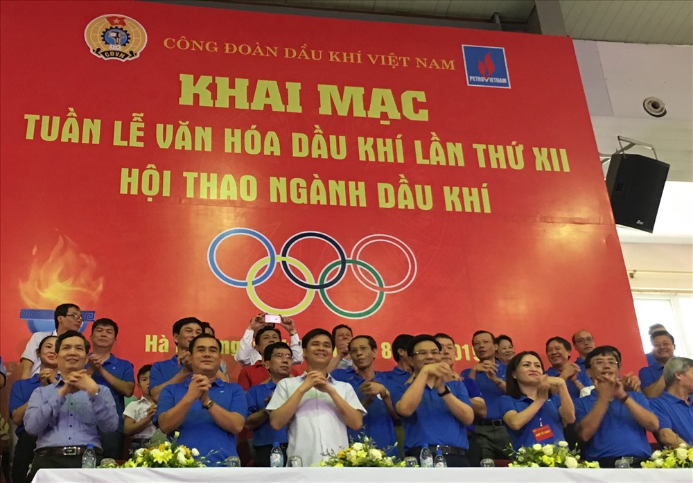 Lãnh đạo Tổng Liên đoàn Lao động Việt Nam, Tập đoàn, Công đoàn Dầu khí Việt Nam và các đại biểu tham gia bài tập thể dục tập thể.