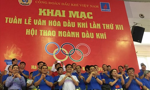 Lãnh đạo Tổng Liên đoàn Lao động Việt Nam, Tập đoàn, Công đoàn Dầu khí Việt Nam và các đại biểu tham gia bài tập thể dục tập thể.