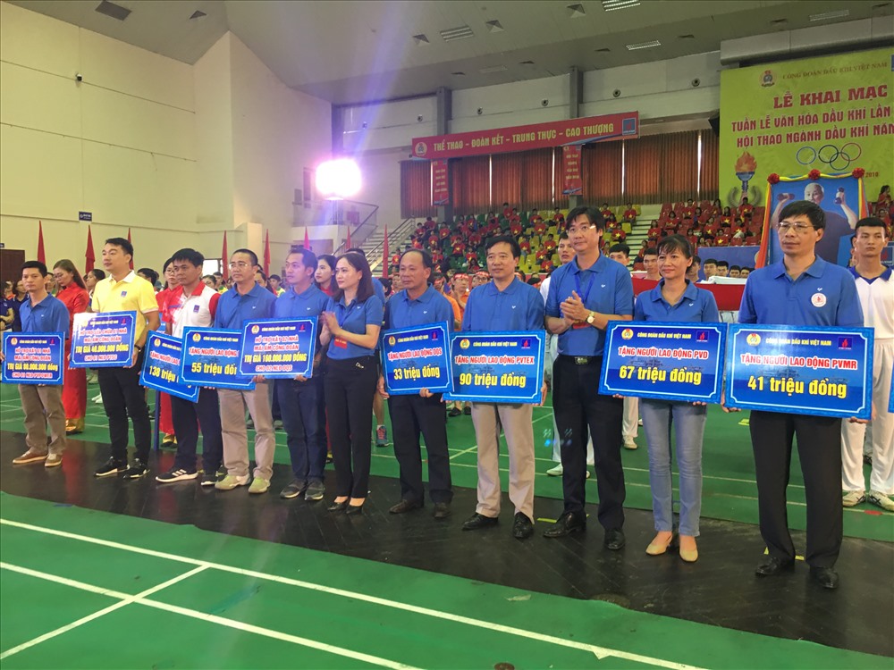 Lãnh đạo CĐ Dầu khí VN trao hỗ trợ. Ảnh: TEA