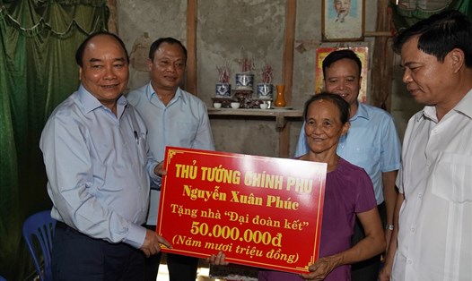 Thủ tướng Nguyễn Xuân Phúc đã đến thăm hỏi, trao tặng 2 nhà “Đại đoàn kết” cho 2 hộ nghèo của tỉnh Bắc Kạn. Ảnh VGP