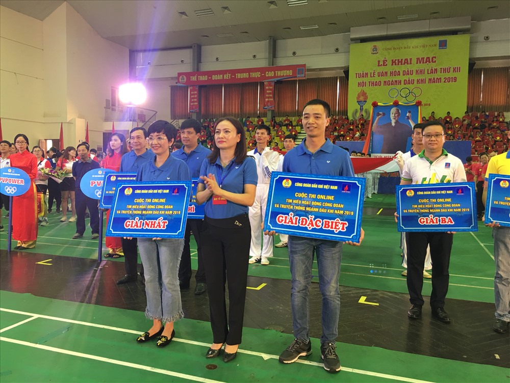 Chủ tịch Công đoàn Dầu khí Việt Nam trao giải đặc biệt và giải nhất của cuộc thi. Ảnh: TEA