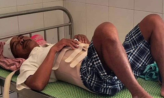Ông Nguyễn Phước Nam nhập viện điều trị sau vụ tai nạn ở mỏ đá. Ảnh: Hưng Thơ
