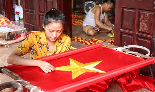 Làng Từ Vân nổi tiếng với truyền thống may cờ Tổ Quốc. Ảnh: Thái Hà.