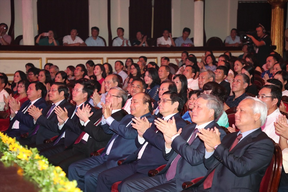 Thủ tướng Nguyễn Xuân Phúc, Thường trực Ban Bí thư Trần Quốc Vượng cùng các đồng chí lãnh đạo Đảng, Nhà nước dự chương trình nghệ thuật “Lời Bác dặn trước lúc đi xa”.  Ảnh: VGP