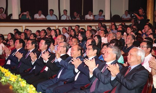 Thủ tướng Nguyễn Xuân Phúc, Thường trực Ban Bí thư Trần Quốc Vượng cùng các đồng chí lãnh đạo Đảng, Nhà nước dự chương trình nghệ thuật “Lời Bác dặn trước lúc đi xa”.  Ảnh: VGP