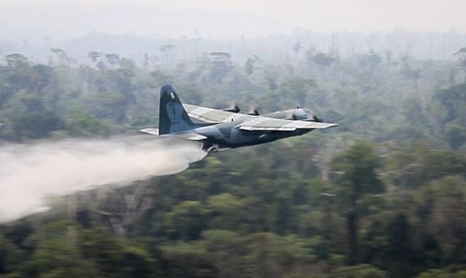 Máy bay chiến đấu Brazil phun nước dập lửa chữa cháy rừng Amazon. Ảnh: AP.