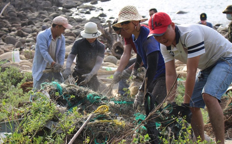 Câu chuyện dọn sạch bãi rác Đá Đen, Sơn Trà đang tạo nên hiệu ứng tích cực trong cộng đồng xã hội.