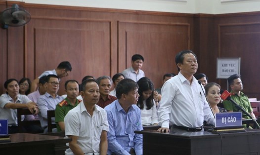 Doanh nhân Trương Huy Liệu (áo trắng, đứng) bị cáo buộc tội buôn lậu gỗ trắc trong vụ án kéo dài gần 9 năm. Ảnh: HƯNG THƠ