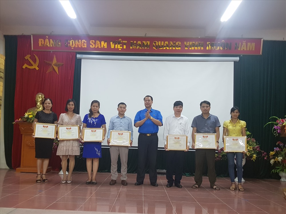 Đồng chí Đinh Quang Chúc – Phó Chủ tịch Liên đoàn Lao động tỉnh Bắc Kạn (thứ 5 từ trái sang) trao Bằng khen của Liên đoàn Lao động tỉnh cho các tập thể, cá nhân.