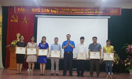 Đồng chí Đinh Quang Chúc – Phó Chủ tịch Liên đoàn Lao động tỉnh Bắc Kạn (thứ 5 từ trái sang) trao Bằng khen của Liên đoàn Lao động tỉnh cho các tập thể, cá nhân.