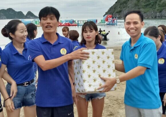 Các học viên nhận phần thưởng sau khi tham gia các trò chơi được tổ chức trong Chương trình.