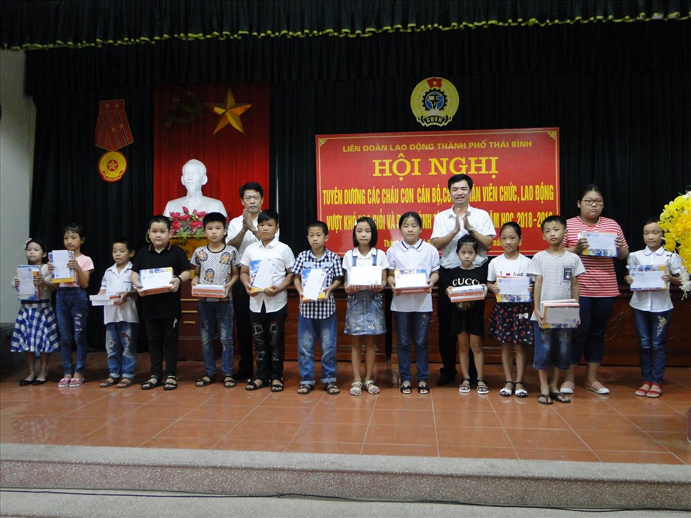 Lãnh đạo Thành phố, LĐLĐ tỉnh trao quà động viên các cháu đạt thành tích cao trong học tập. Ảnh: B.Mạnh