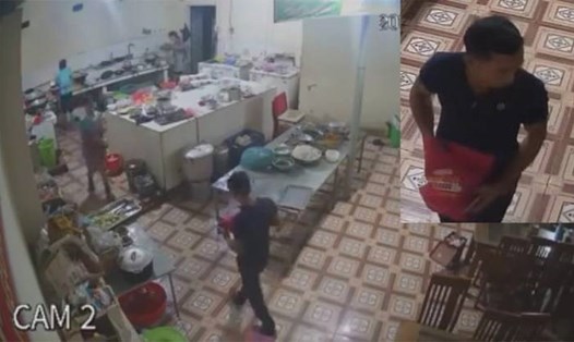 Hình ảnh đối tượng tạt axit vào nữ phụ bếp được camera ghi lại. Ảnh cắt từ clip