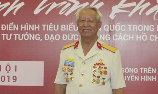 Cựu chiến binh Lâm Văn Bảng - Giám đốc Bảo tàng Chiến sĩ cách mạng bị địch bắt tù đày. Ảnh: T.VƯƠNG