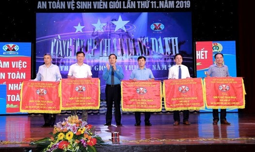 Đồng chí Lê Thanh Xuân - Uỷ viên Ban Chấp hành Tổng Liên đoàn Lao động Việt Nam, Chủ tịch Công đoàn Than khoáng sản Việt Nam trao giải toàn đoàn cho các đơn vị.