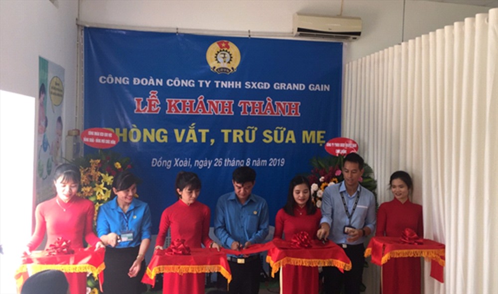 Đồng chí Nguyễn Trung Dũng- Phó chủ tịch Liên đoàn Lao động tỉnh cùng Bà Thái Thị Huyền – Chủ tịch Công đoàn cơ sở và Ban Giám đốc công ty cắt băng khánh thành phòng vắt, trữ sữa mẹ.