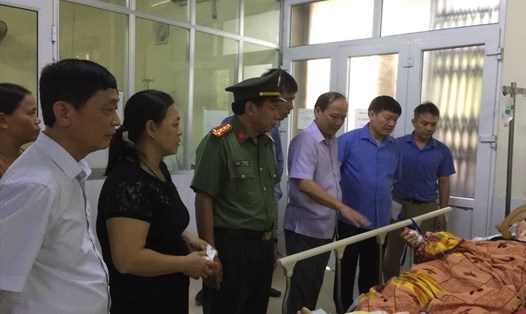 Lãnh đạo Uỷ ban Nhân dân tỉnh, Công an tỉnh Hưng Yên thăm hỏi các nạn nhân trong vụ tai nạn. Ảnh: HN.