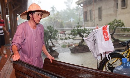 Hình ảnh Hoài Linh mặc áo bà ba, đội mưa sửa chữa một khu nhà thờ bị dột khiến khán giả xúc động. Ảnh: FB