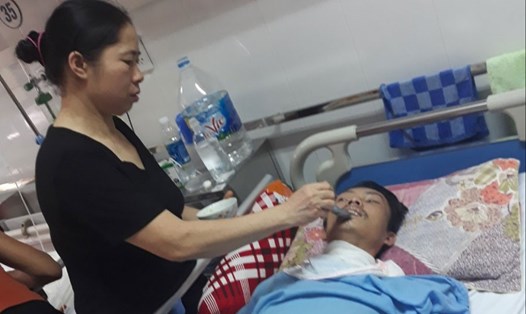 Cô Tuyên chăm sóc cho con trai trong bệnh viện.. Ảnh: PV