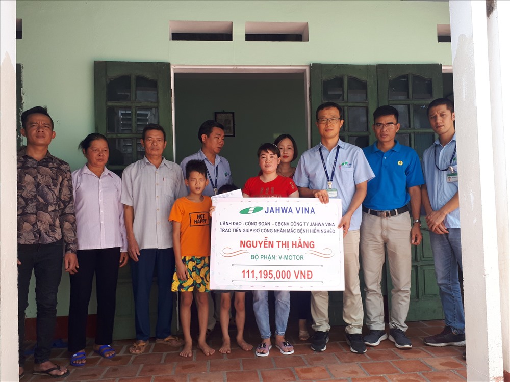 Ban lãnh đạo Công ty và Chủ tịch CĐCS Công ty trách nhiệm hữu hạn Jahwa Vina trao tiền hỗ trợ cho chị Hằng.