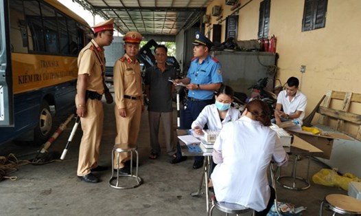 Lực lượng liên ngành Hà Nội kiểm tra ma túy với lái xe tại bến xe Nước Ngầm. Ảnh: PV